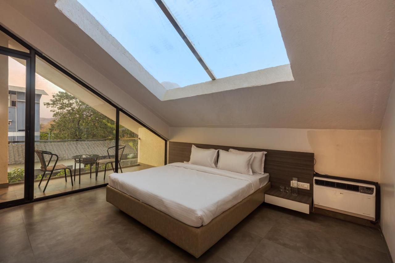 Saffronstays Stargazer, Karjat - Luxury Pool Villa With Lake View Eksteriør billede