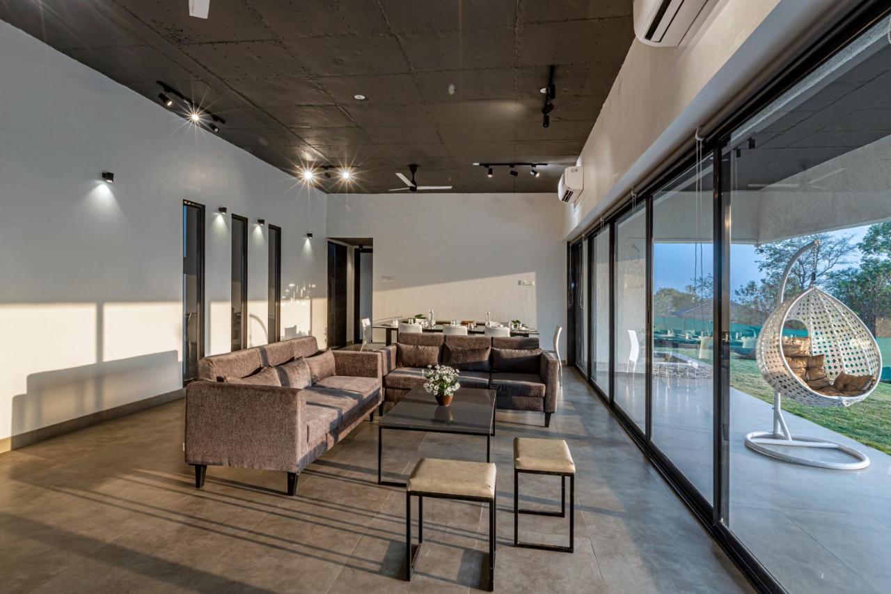 Saffronstays Stargazer, Karjat - Luxury Pool Villa With Lake View Eksteriør billede