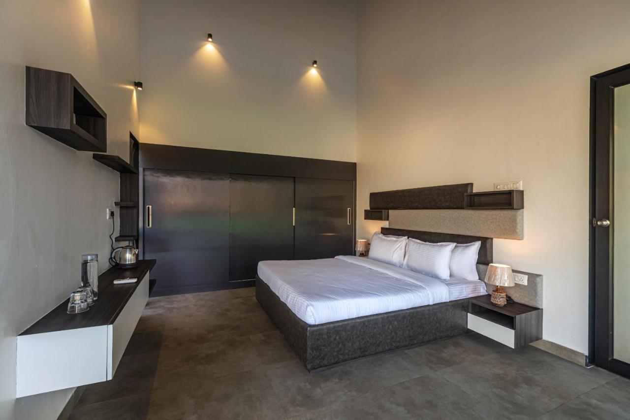 Saffronstays Stargazer, Karjat - Luxury Pool Villa With Lake View Eksteriør billede